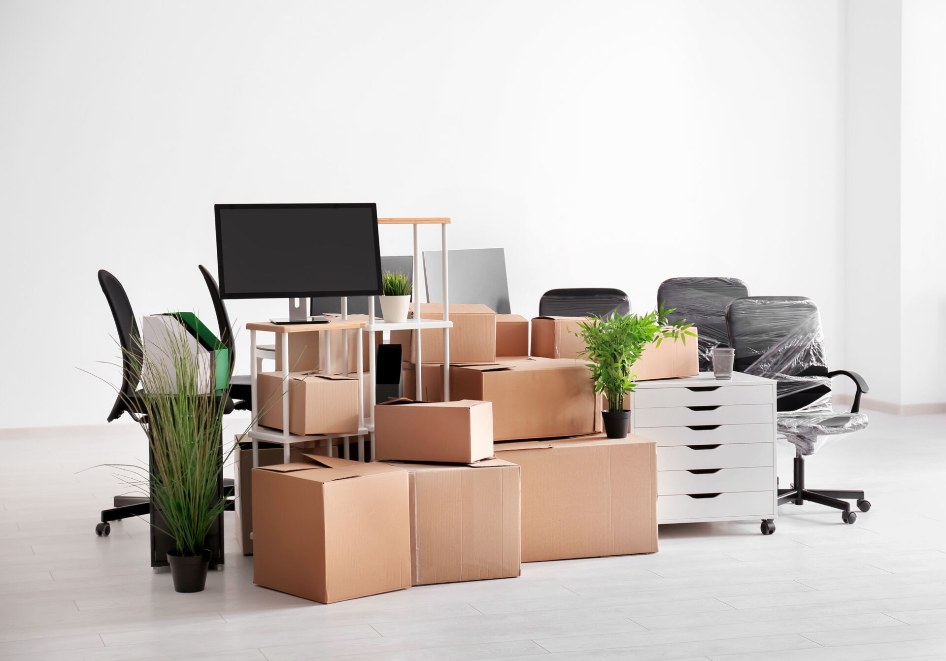 Wohnungsauflösung mit Kartons und verpackten Gegenständen